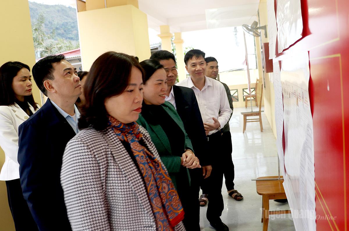 Đồng chí Lý Thị Lan, Uỷ viên Ban Thường vụ Tỉnh uỷ, Trưởng Đoàn ĐBQH hoạt động chuyên trách tỉnh Tuyên Quang, Uỷ viên Uỷ ban Quốc phòng an ninh đối ngoại của Quốc hội đi kiểm tra công tác bầu cử tại xã Minh Sơn.