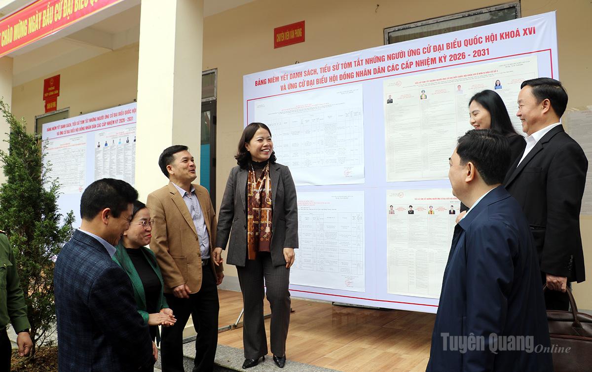 Các ứng cử viên ĐBQH khoá XVI, đơn vị bầu cầu số 4 và ứng cử viên HĐND tỉnh khoá XX, nhiệm kỳ 2026 -2031, đơn vị bầu cử số 11  kiểm tra niêm yết danh sách cử tri tại xã Du Già.