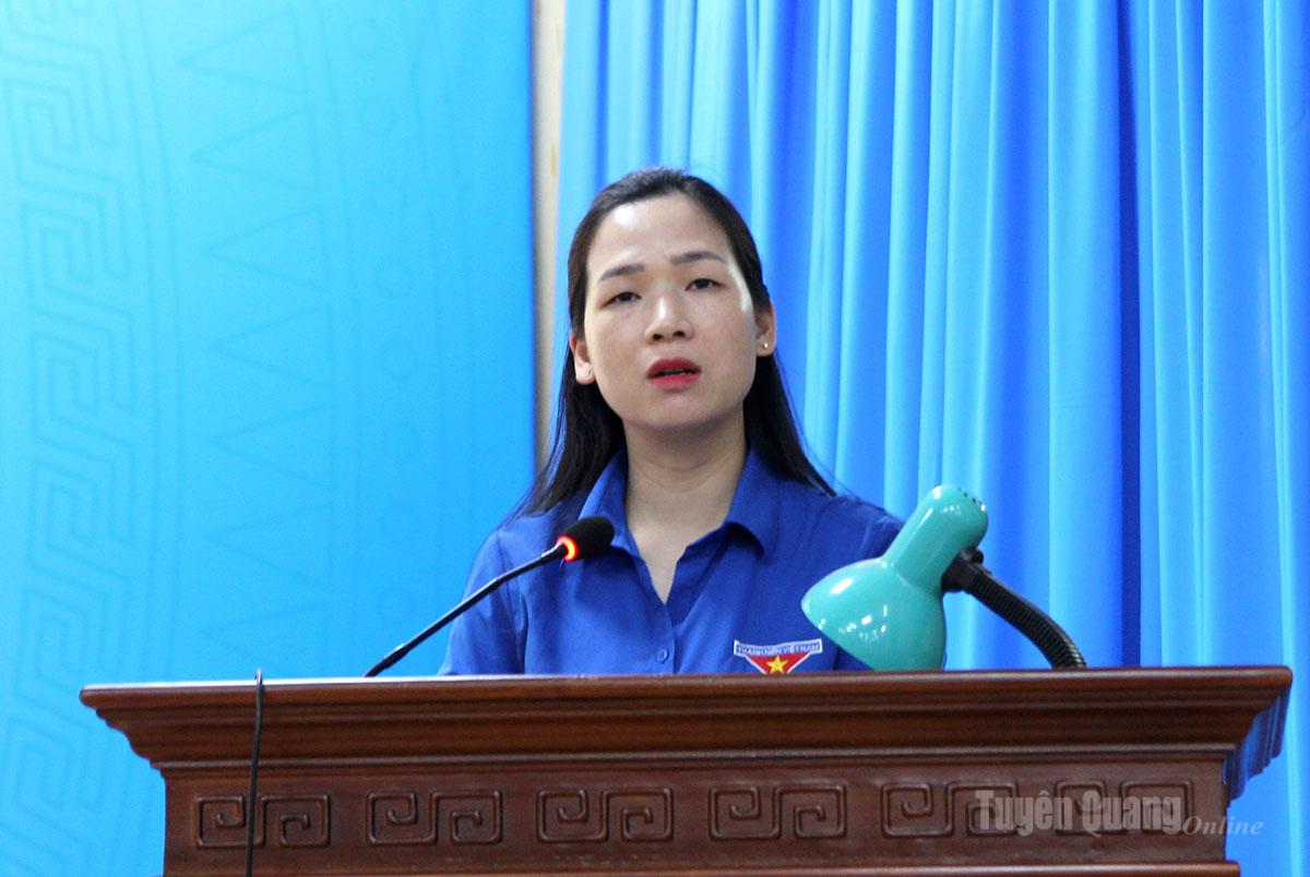 Bí thư Tỉnh đoàn Dương Minh Nguyệt trình bày chương trình hành động tại hội nghị.