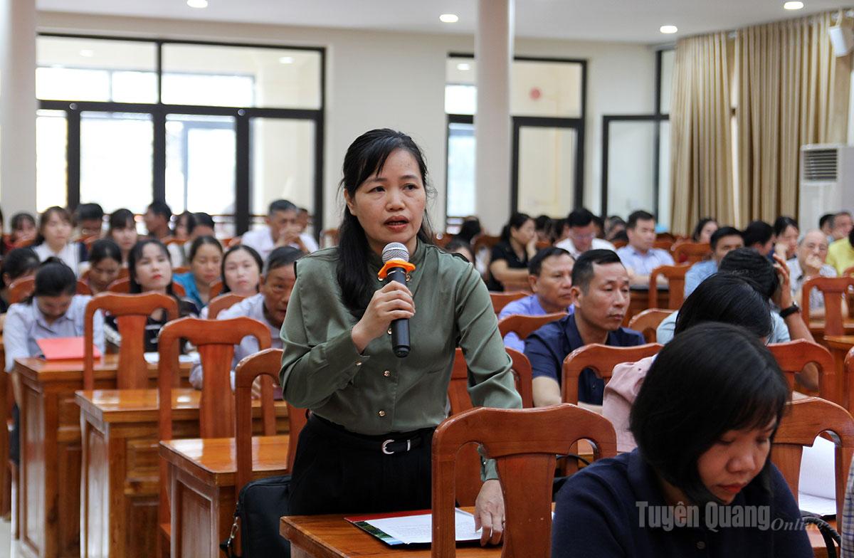 Cử tri xã Hàm Yên phát biểu ý kiến tại hội nghị.