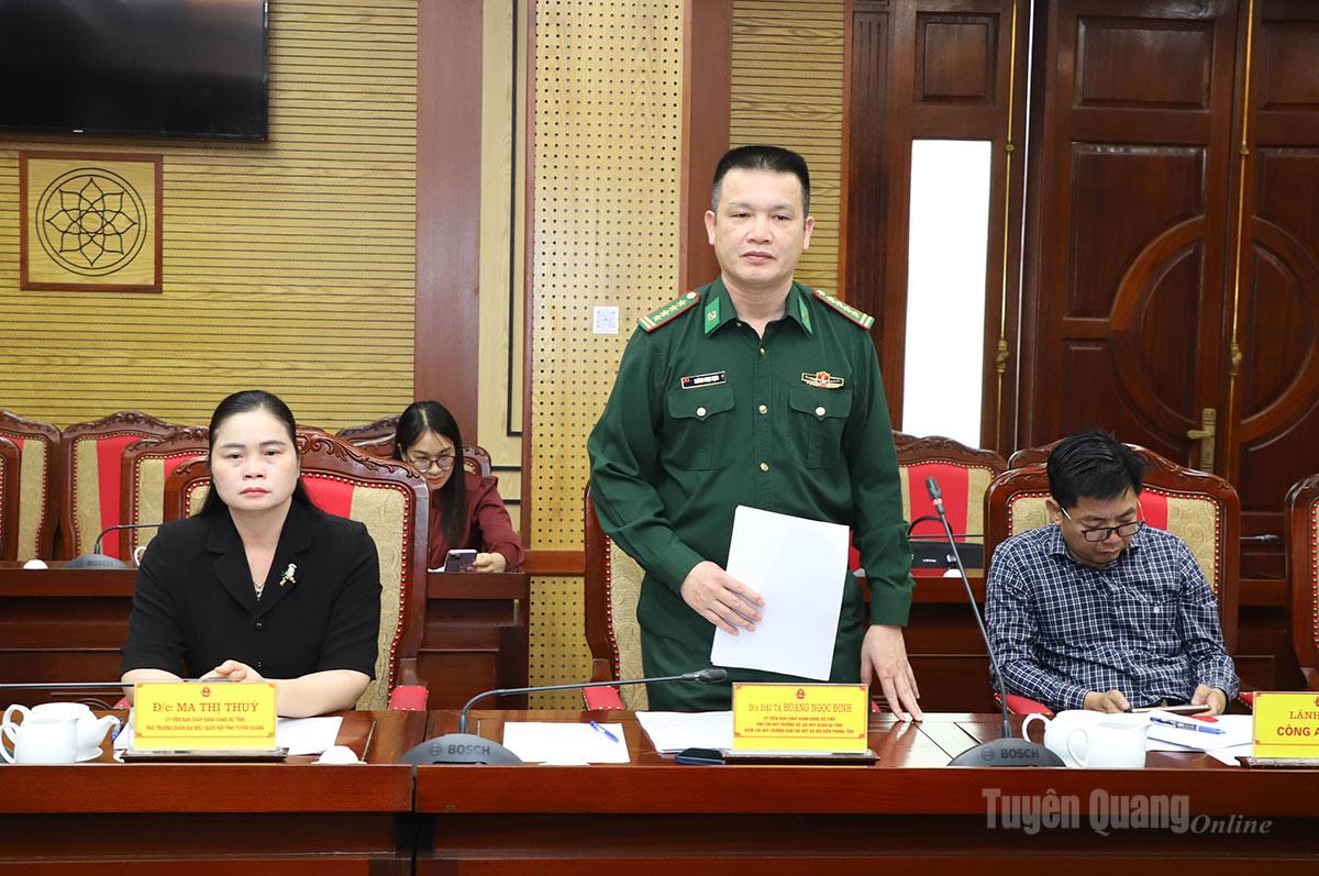 Phó Chỉ huy trưởng Bộ CHQS tỉnh, kiểm Trưởng ban Chỉ huy BĐBP tỉnh Hoàng Ngọc Định báo cáo tại buổi làm việc.