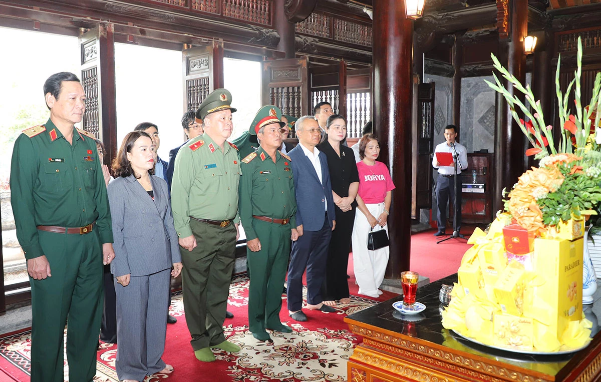 Đoàn công tác Ủy ban Quốc phòng an ninh và đối ngoại của Quốc hội khóa XV cùng các đồng chí lãnh đạo tỉnh Tuyên Quang dâng hương tại đền thờ Chủ tịch Hồ Chí Minh.