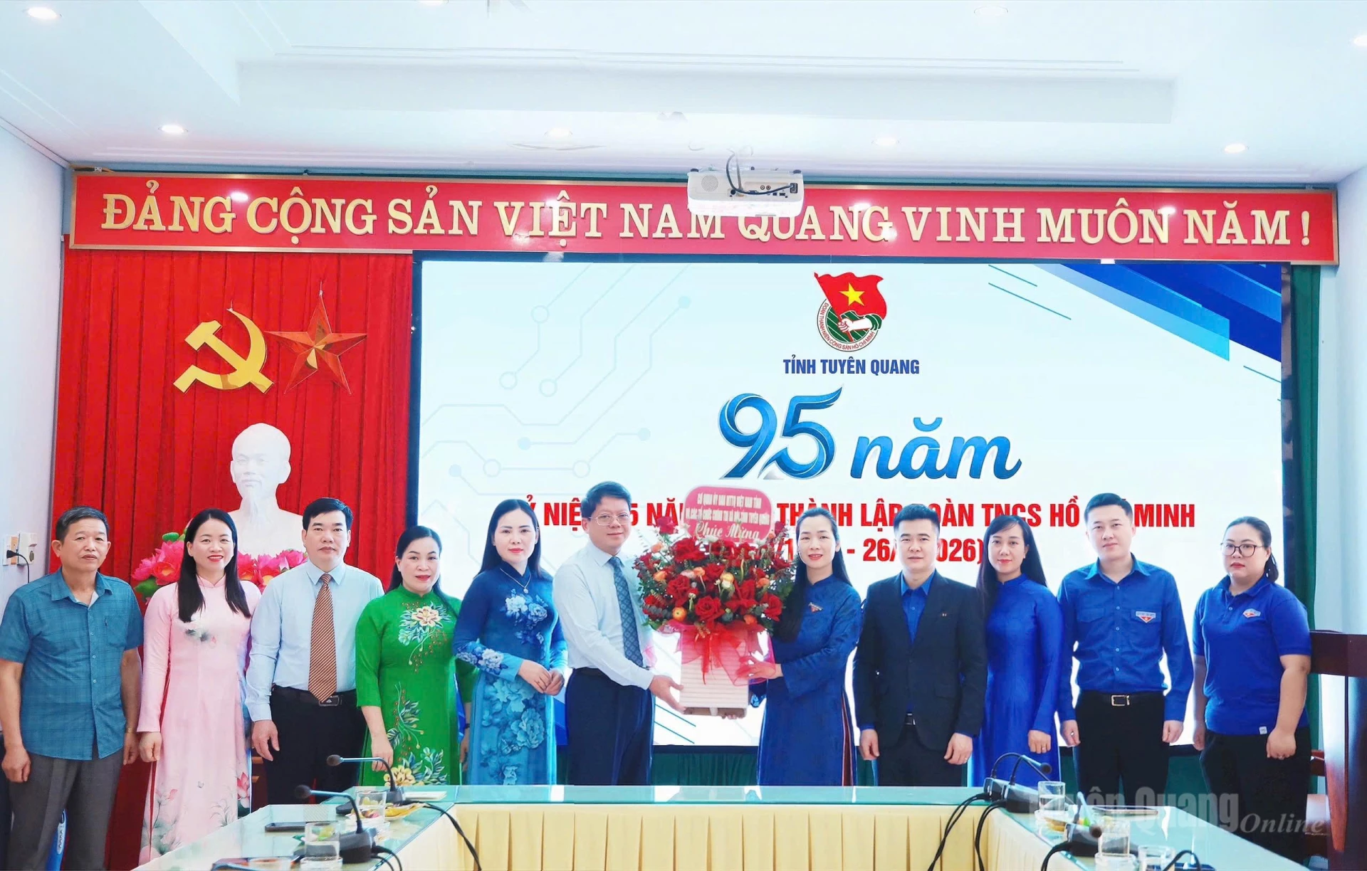 Lãnh đạo Ủy ban MTTQ Việt Nam tỉnh  tặng hoa, chúc mừng Tỉnh đoàn Tuyên Quang.