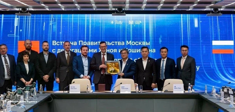 Delegates of the two countries pose for a group photo at the meeting. (Photo: VNA)