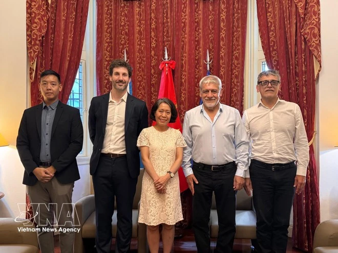 Vietnamese Ambassador to Argentina Ngo Minh Nguyet receives a delegation from the Latin American and Caribbean Confederation of State Workers (CLATE). (Photo: VNA)