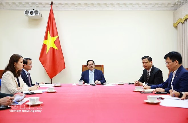 Prime Minister Pham Minh Chinh and officials of Viet Nam in the phone talks with Kuwaiti Prime Minister Sheikh Ahmed Abdullah Al-Ahmad Al-Sabah on March 9 (Photo: VNA)