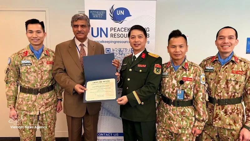 Harinder Sood (second, left), head of the Integrated Training Service under the UN Department of Peace Operations, presents the certificate recognising the UN Staff Officers Course of Viet Nam as meeting the UNs pre-deployment training standards. (Photo: Viet Nam Department of Peacekeeping Operations)