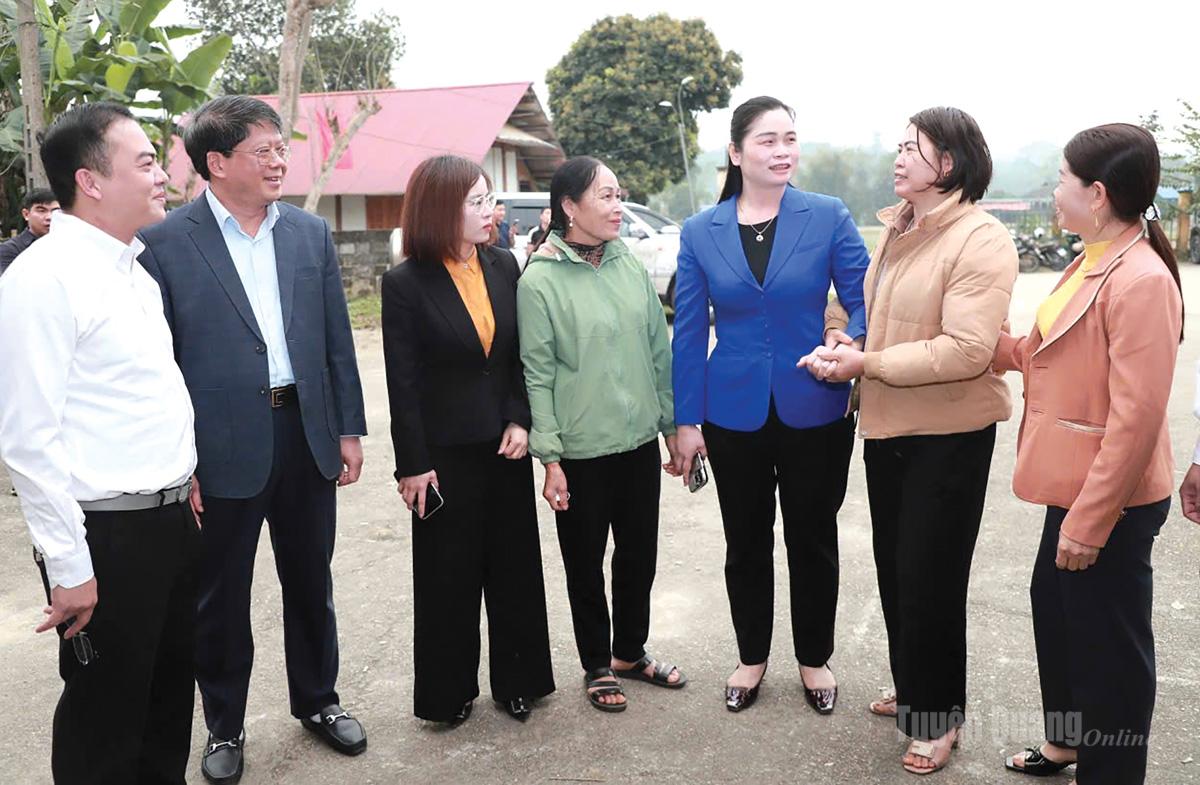 Các ứng cử viên nữ đại biểu Quốc hội khóa XVI, đơn vị bầu cử đại biểu Quốc hội số 2 tiếp xúc cử tri xã Tân Mỹ.