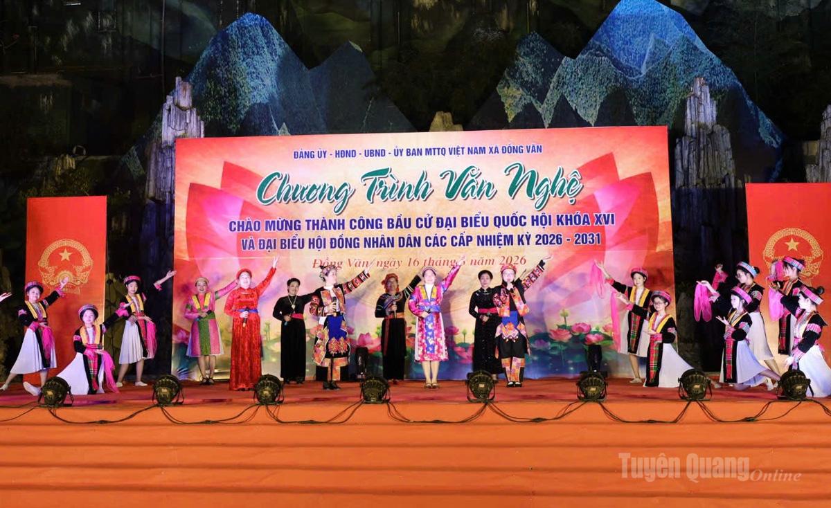 Chương trình văn nghệ với nhiều tiết mục đặc sắc.