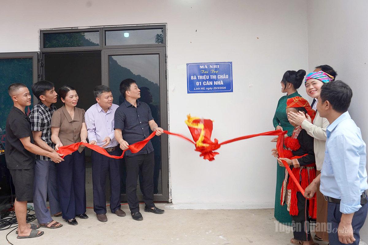 Lãnh đạo xã Linh Hồ và các nhà hảo tâm khánh thành nhà cho gia đình bà Triệu Thị Chầu.