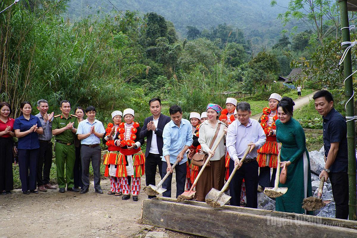Lãnh đạo xã Linh Hồ và các nhà hảo tâm thực hiện nghi thức động thổ xây dựng cầu suối Đào tại thôn Lùng Chang, xã Linh Hồ.