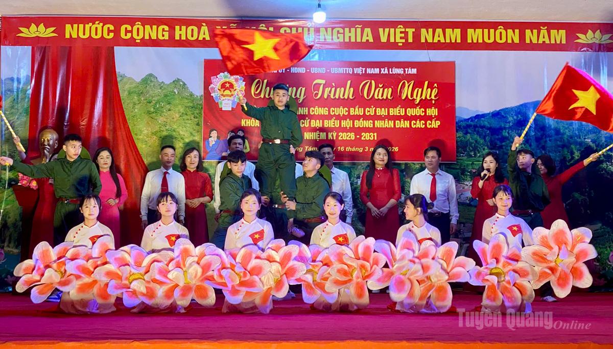 Tiết mục văn nghệ ca ngợi Đảng Cộng sản Việt Nam quang vinh, Chủ tịch Hồ Chí Minh vĩ đại.