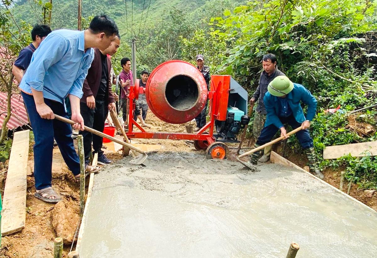 Người dân tham gia làm đường bê tông tại thôn Khuổi Trông, xã Ngọc Đường.