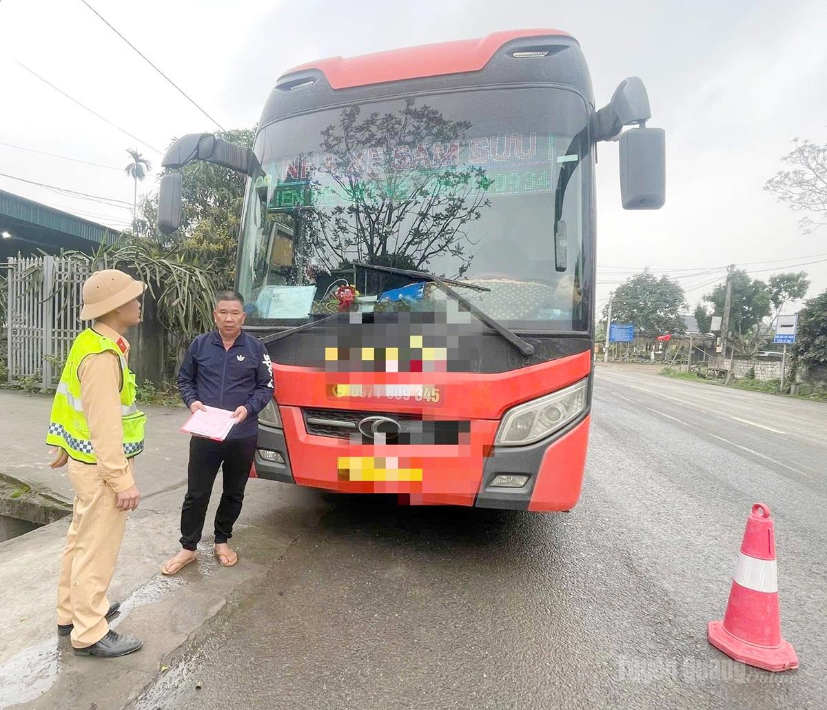 Phòng CSGT, Công an tỉnh kiểm tra, xử lý xe ô tô khách 19 chỗ chở tới 60 người.