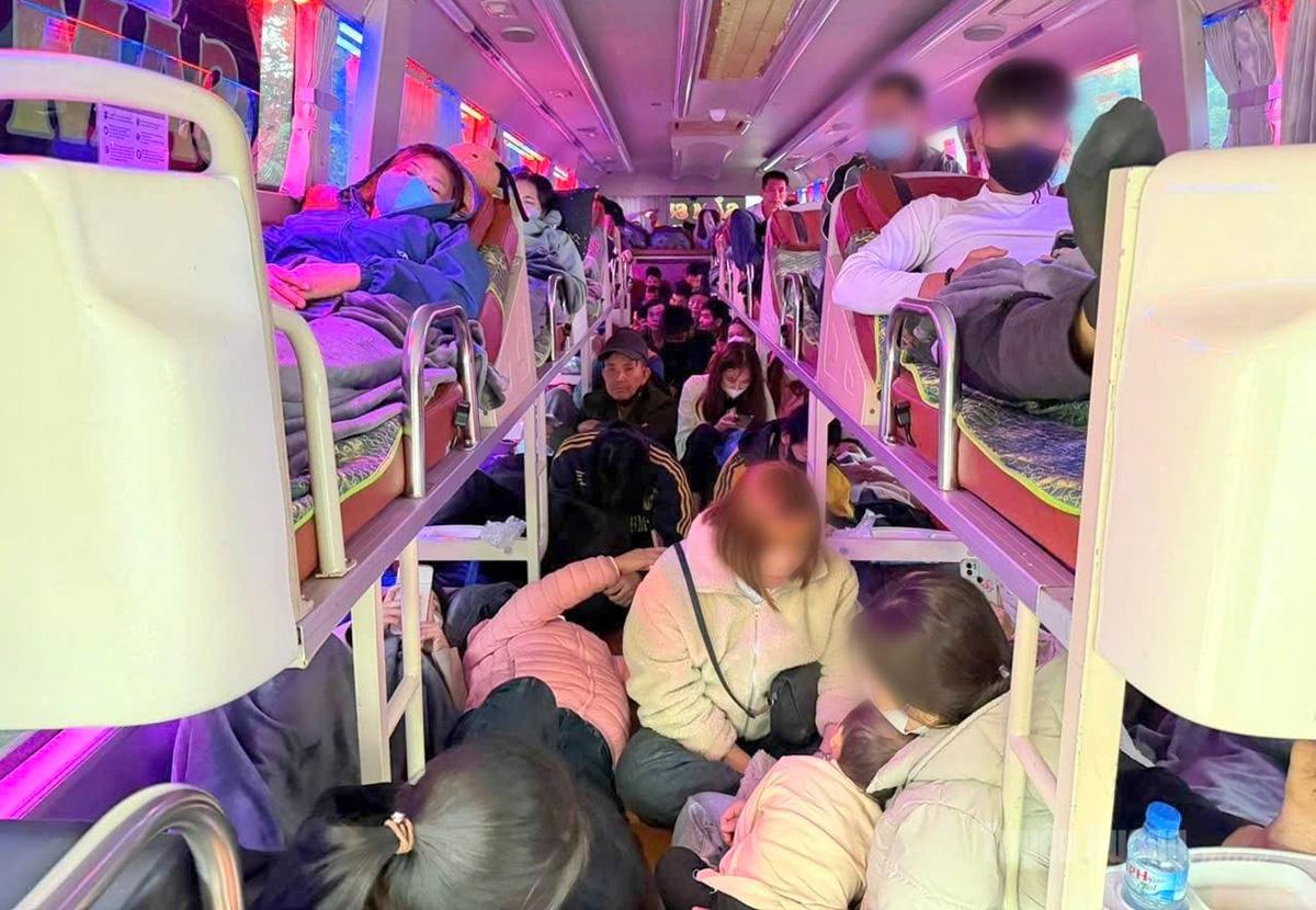 Thời điểm kiểm tra, lực lượng CSGT phát hiện xe ô tô khách 19 chỗ chở tới 60 người.