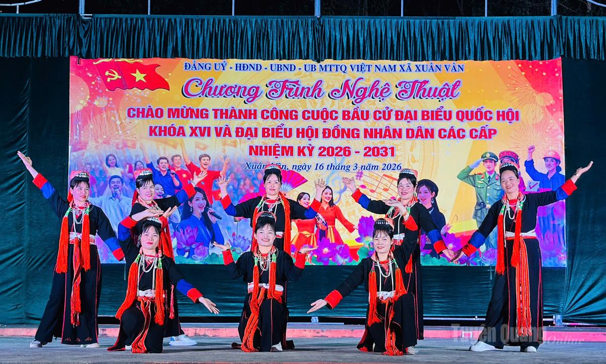 Một tiết mục văn nghệ của CLB Thanh niên giữ gìn và phát huy bản sắc văn hóa dân tộc Dao thanh y thôn Éo tại chương trình.