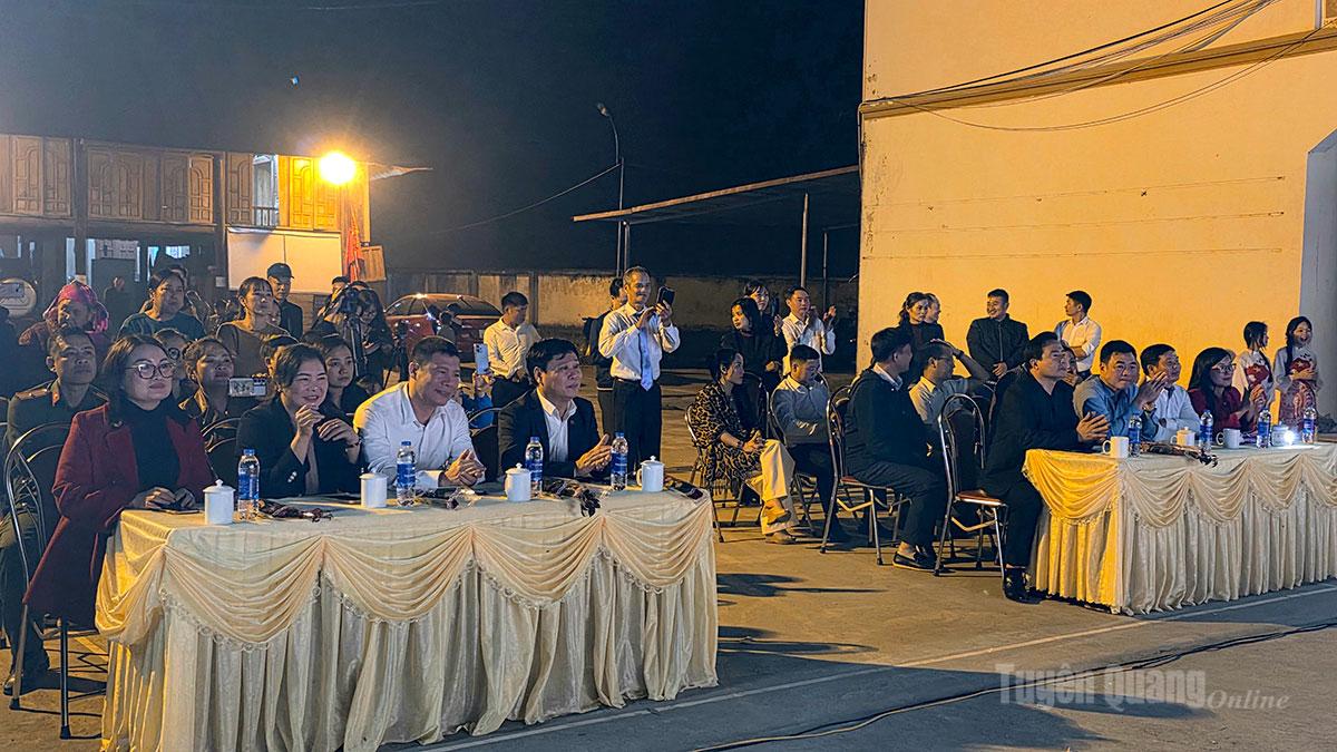 Các đại biểu dự chương trình văn nghệ xã Yên Thành.