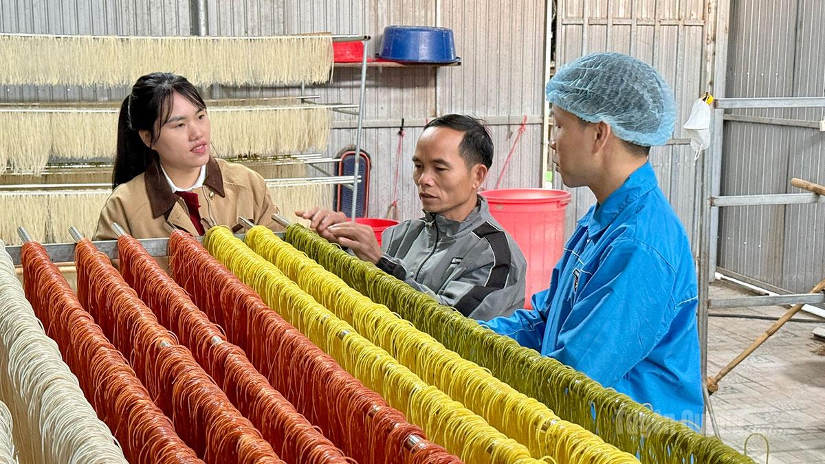  Người uy tín 
xã Hồng Thái 
tuyên truyền người dân 
phát triển kinh tế 
từ nông sản 
của địa phương
