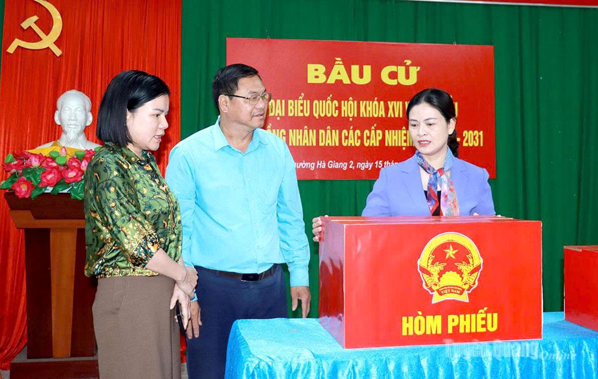 Đồng chí Phó Chủ tịch UBND tỉnh Vương Ngọc Hà kiểm tra công tác chuẩn bị bầu cử tại phường Hà Giang 2.