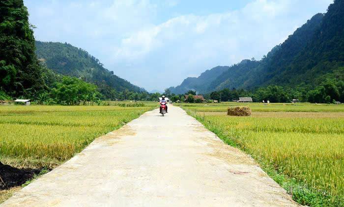 Nhiều tuyến đường ở Ngòi Trườn được bê tông hóa, giúp người dân đi lại thuận lợi.