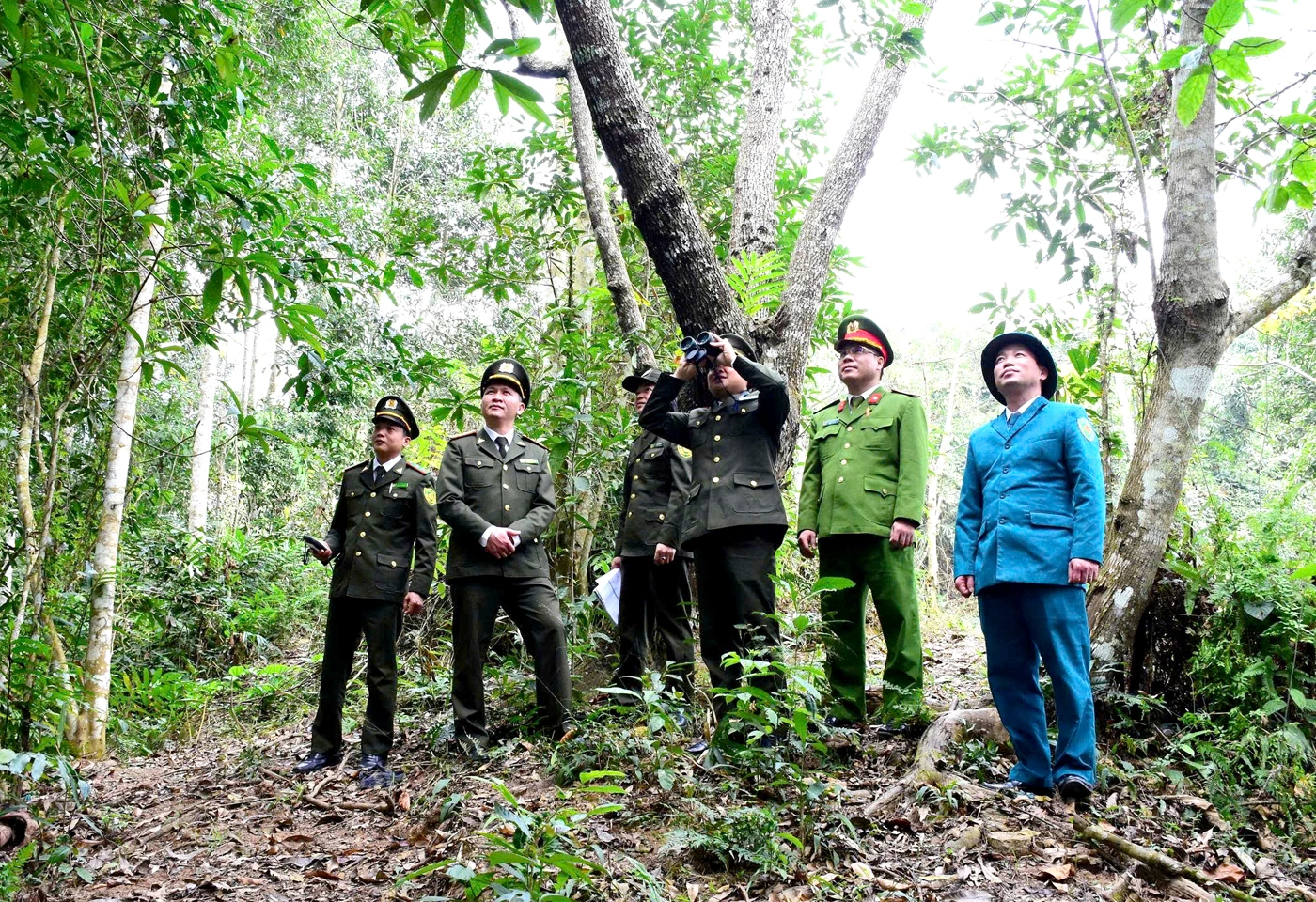 Hạt Kiểm lâm khu vực XIV phối hợp với lực lượng chức năng của xã tổ chức  tuần rừng.
