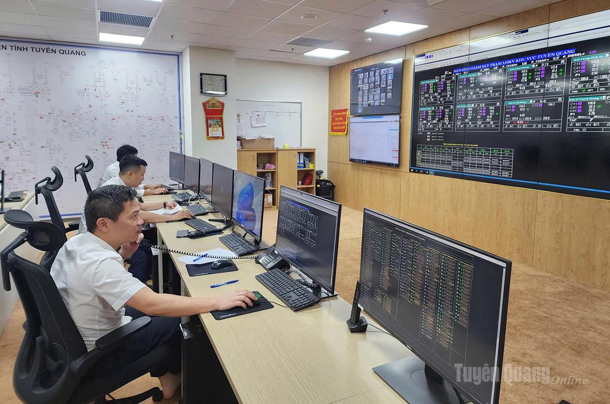 Cán bộ Công ty Điện lực Tuyên Quang vận hành hệ thống lưới điện.