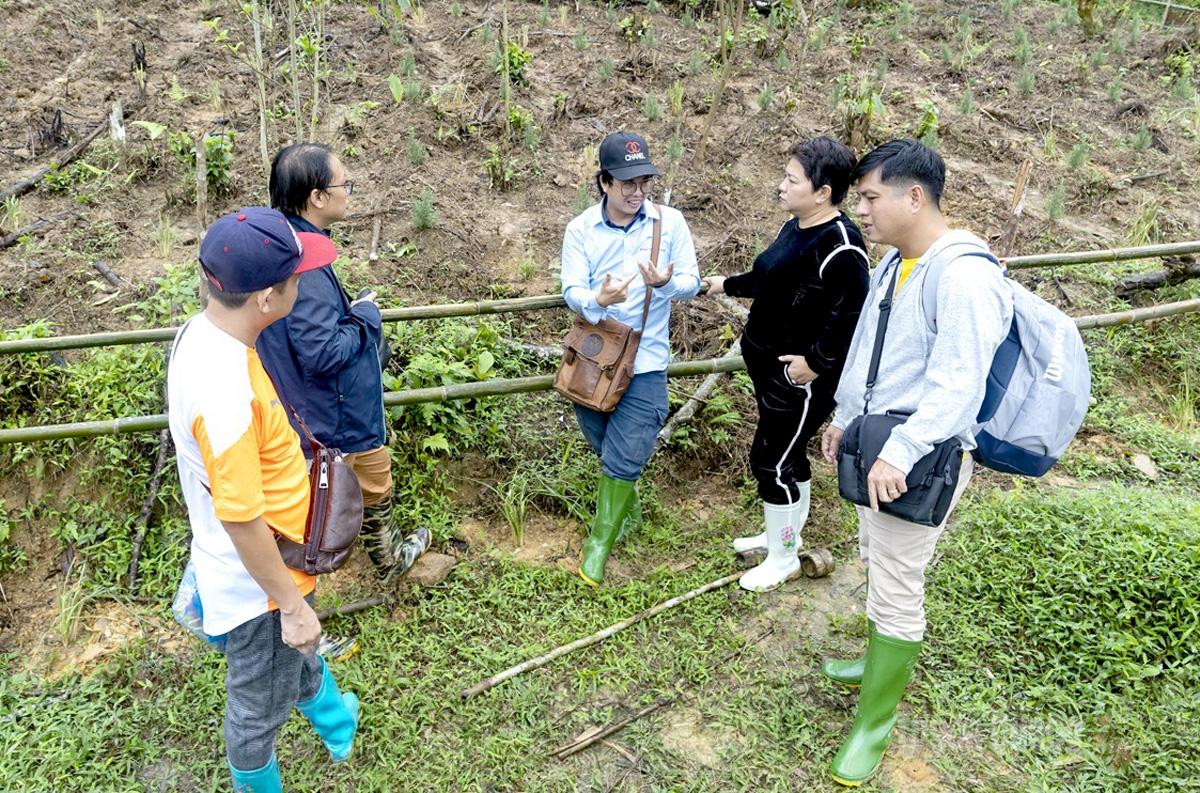 Lương y Hoàng Quốc Thanh (thứ 3 từ trái qua phải) giới thiệu về mô hình trồng dược liệu thuận tự nhiên theo đúng quy trình.