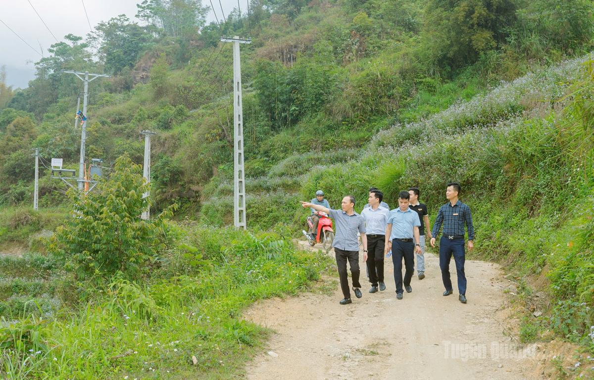 Đồng chí Nguyễn Văn Dưng, Giám đốc Sở Dân tộc và Tôn giáo cùng đoàn công tác kiểm tra, khảo sát công trình điện tại xã Nấm Dẩn.