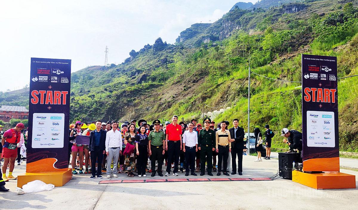Các đại biểu và vận động viên tham gia chạy ở cự ly 25km.