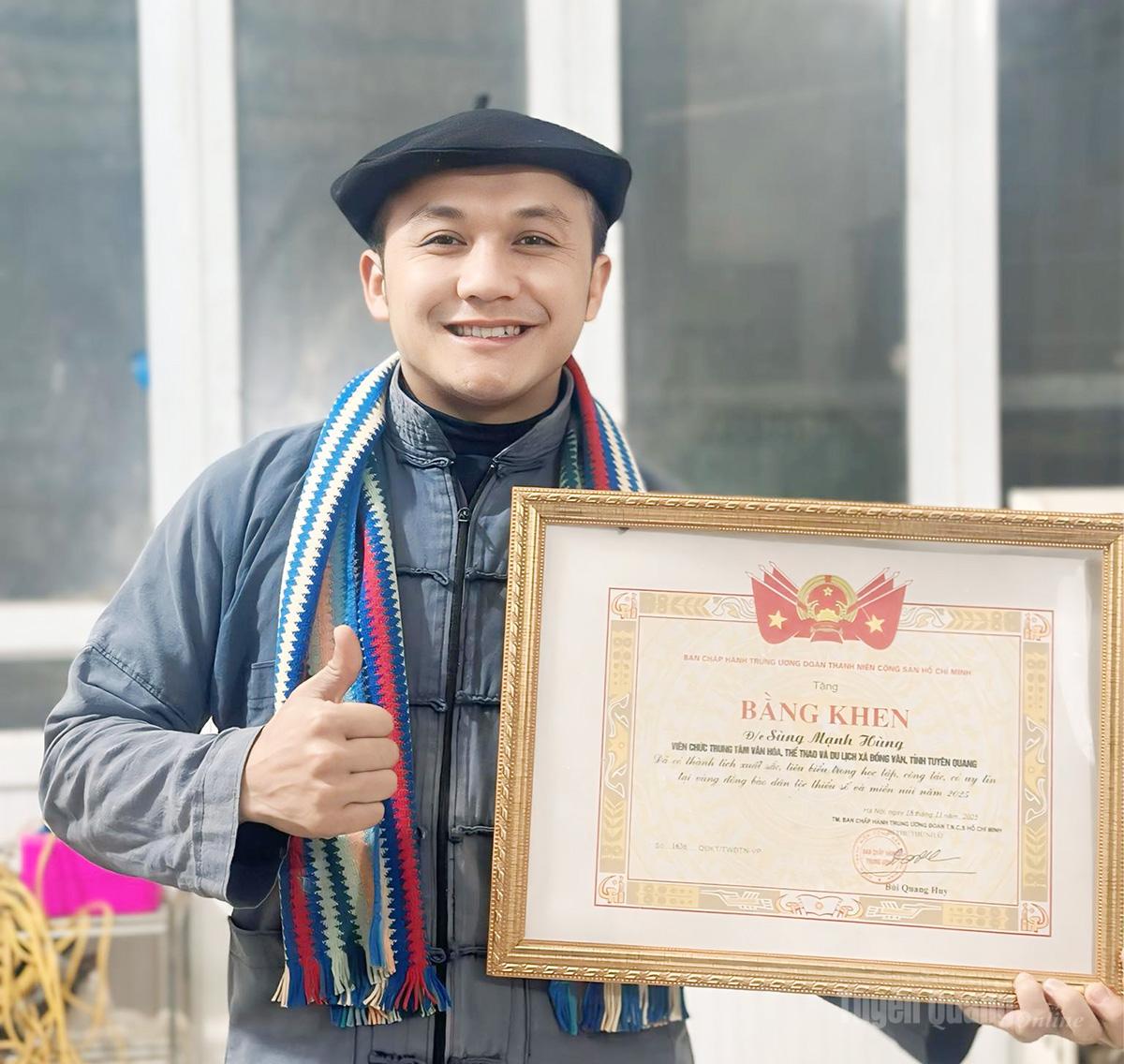 Người giữ lửa phố cổ Đồng Văn Sùng Mạnh Hùng nhận Bằng khen của Trung ương Đoàn TNCS Hồ Chí Minh vì những cống hiến trong vùng đồng bào
dân tộc thiểu số, miền núi năm 2025.