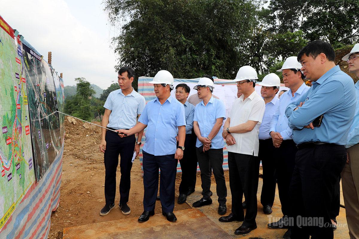 Đồng chí Bí thư Tỉnh ủy Hầu A Lềnh kiểm tra quy hoạch công trình Nâng cấp Quốc lộ 2 và xây cầu mới nối Quốc lộ 2 với đường vành đai phía Nam đoạn km 286 + 450, Quốc lộ 2, tổ 19, phường Hà Giang 1.