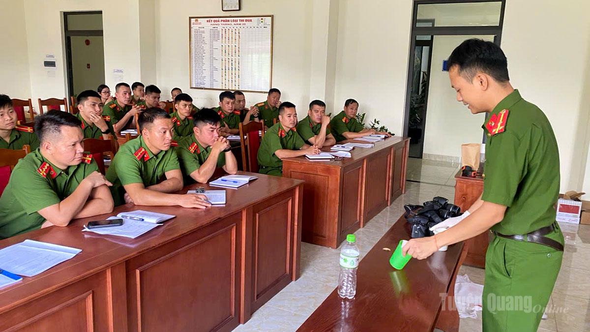 Thượng úy Hoàng Xuân Sỹ hướng dẫn công an các xã, phường thực hiện công tác kỹ thuật hình sự.