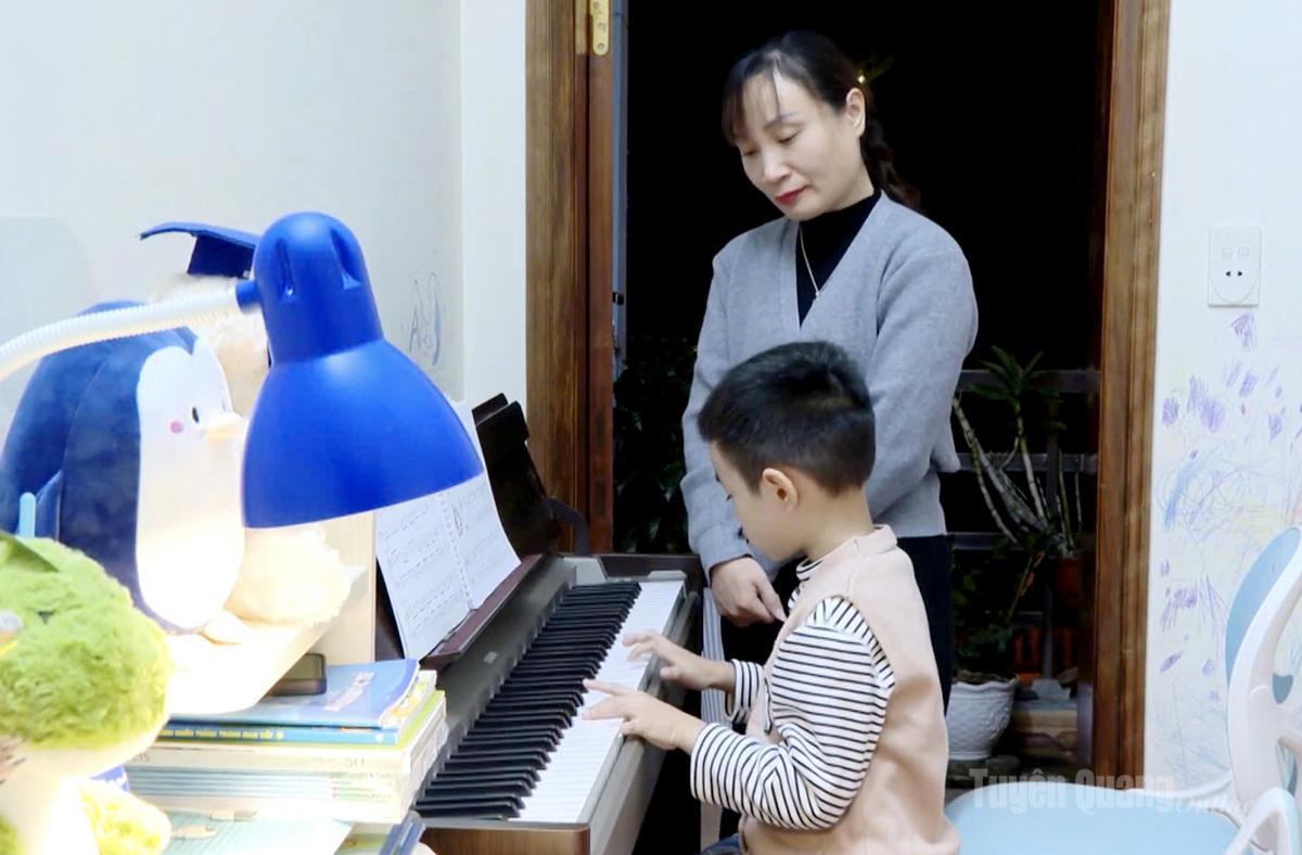 Với sự đồng hành của mẹ, Phan Minh Khôi luôn chăm chỉ tập đàn mỗi ngày.