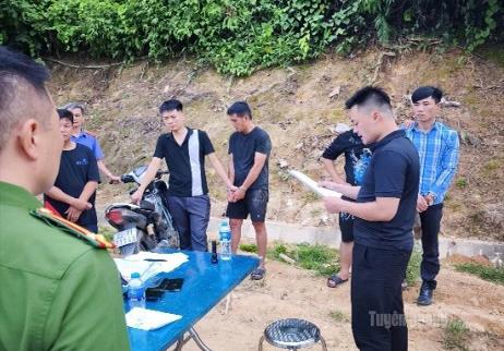  Bắt giữ 2 đối tượng Huy, Hải tại Km48 Quốc lộ 2, thuộc địa phận xã Yên Phú, tỉnh Tuyên Quang.