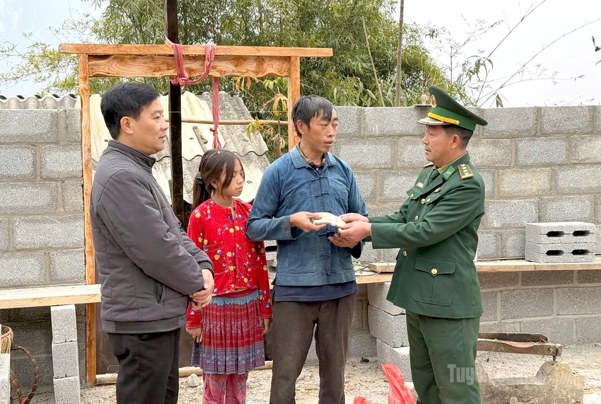 Thượng tá Nguyễn Hồng Quang trao tiền hỗ trợ anh Giàng Mí Sình, thôn Trà Mần xây dựng nhà Mái ấm biên cương.