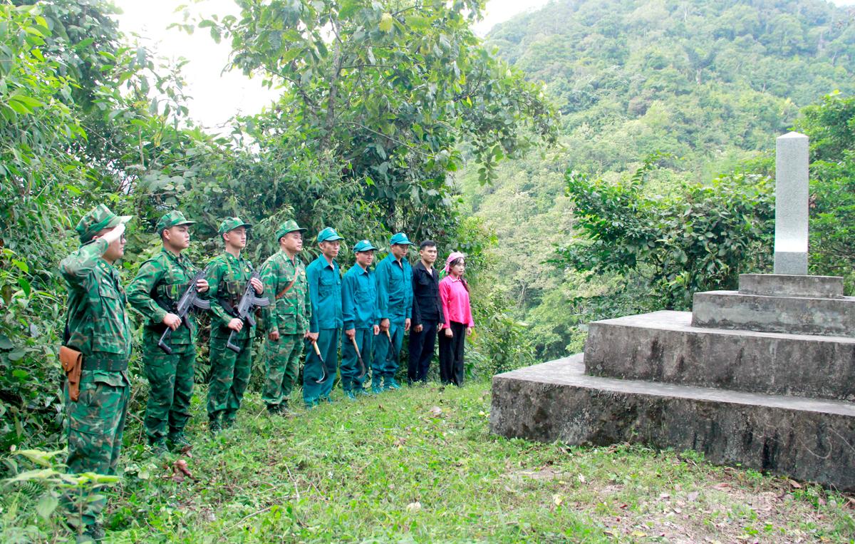 Cán bộ, chiến sỹ đồn Biên phòng Sơn Vĩ phối hợp với lực lượng
dân quân và người dân tuần tra, bảo vệ đường biên, mốc giới.