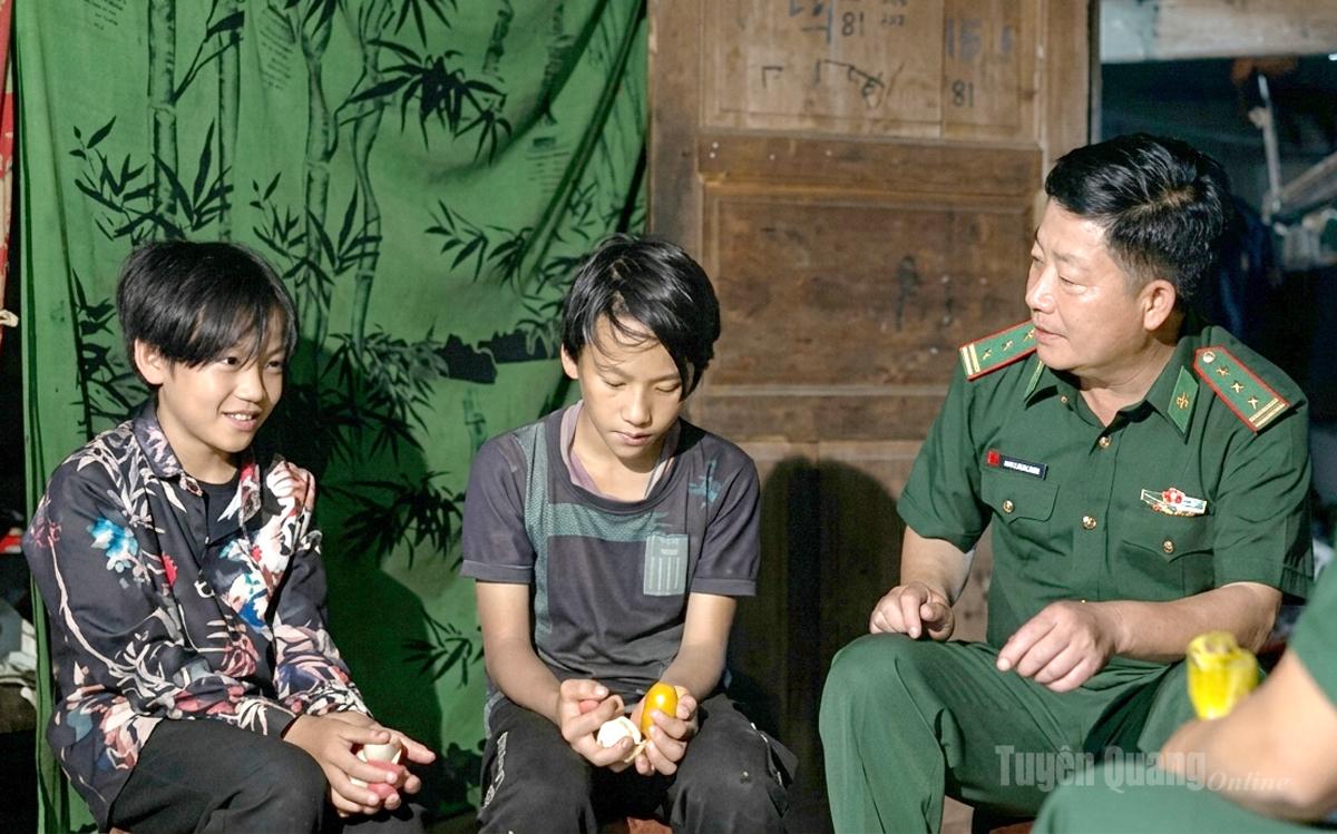 Thượng tá Nguyễn Hồng Quang quan tâm, chăm sóc con nuôi đồn Biên Phòng.