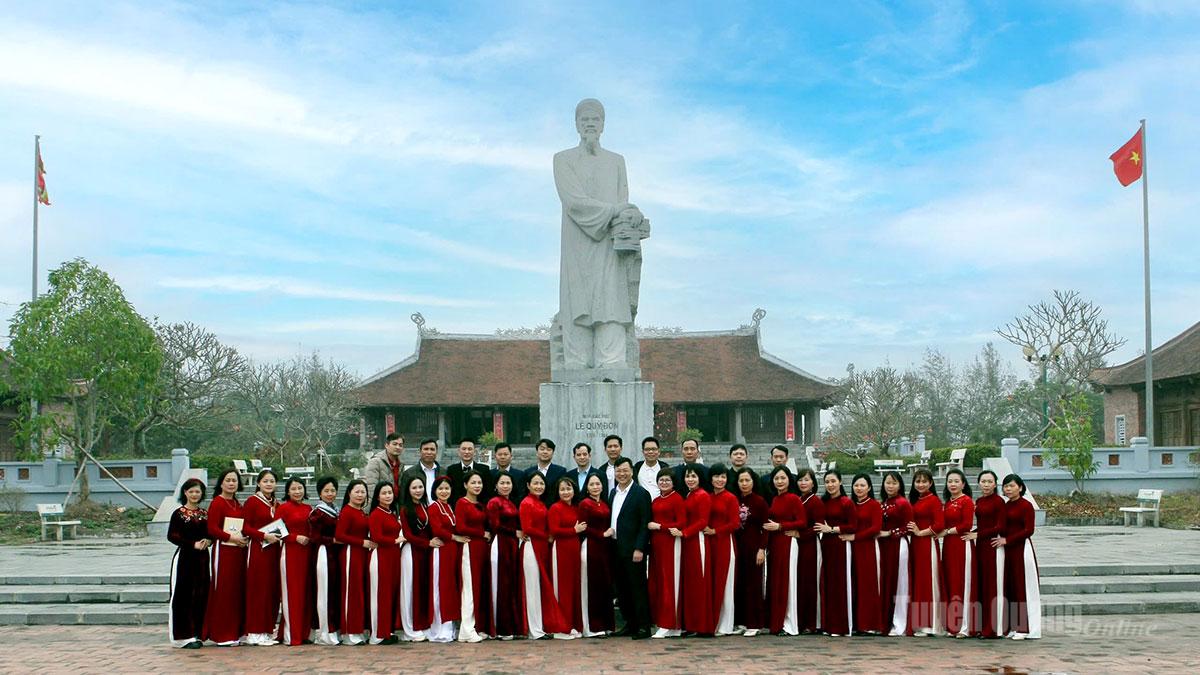 Tập thể giáo viên trường THCS 
Lê Quý Đôn 
(Tuyên Quang) 
viếng tượng đài 
Lê Quý Đôn tại 
Hưng Yên quê ông nhân kỷ niệm 30 năm thành lập trường.