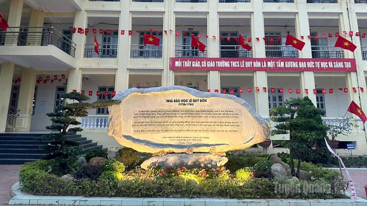 Một điểm nhấn tôn vinh danh nhân văn hóa lớn trong khuôn viên trường THCS Lê Quý Đôn, phường Minh Xuân, Tuyên Quang.