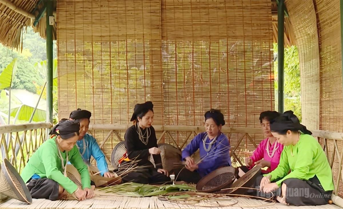 The craft of weaving palm-leaf conical hats in Xuan Giang commune.