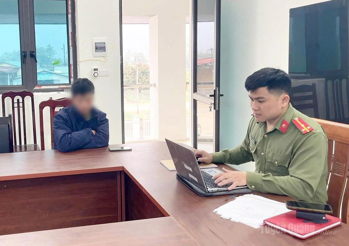 Công an xã Minh Quang làm việc với cá nhân L.V.V, sinh năm 1987, xã Minh Quang về hành vi “Đăng tải, chia sẻ thông tin sai sự thật trên mạng xã hội”.