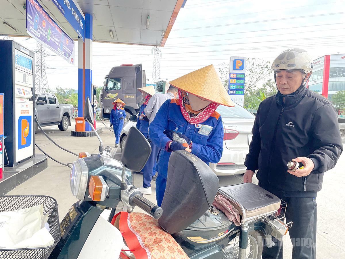 Giá xăng dầu biến động ảnh hưởng trực tiếp đến mọi mặt đời sống.