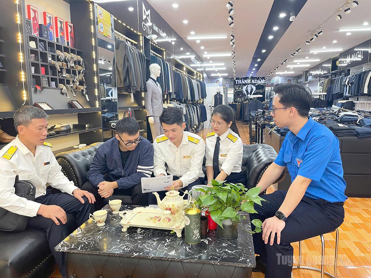 Cán bộ ngành Thuế Tuyên Quang ra quân hỗ trợ các hộ
kinh doanh chuyển đổi từ thuế khoán sang hình thức kê khai.