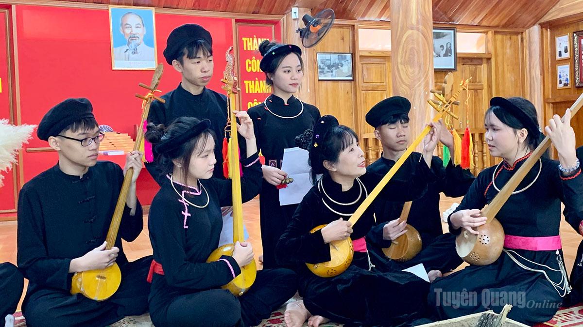 Các thành viên CLB hát Then - đàn tính, Trường PTDT 
Nội trú THPT tỉnh trong 
buổi sinh hoạt.