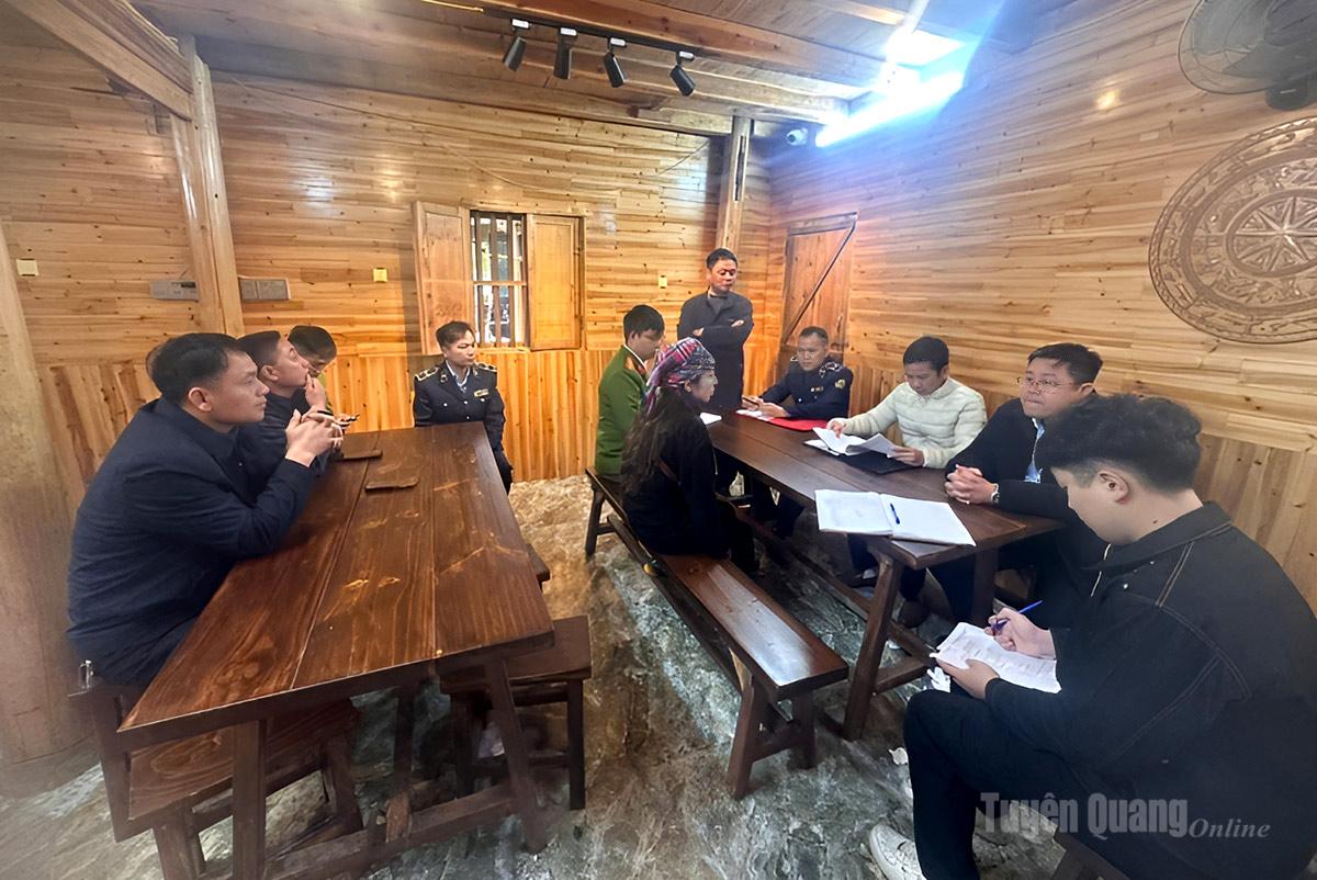 Tổ công tác xã Lũng Cú làm việc với chủ cơ sở Homestay - Nhà hàng A Mẩy.