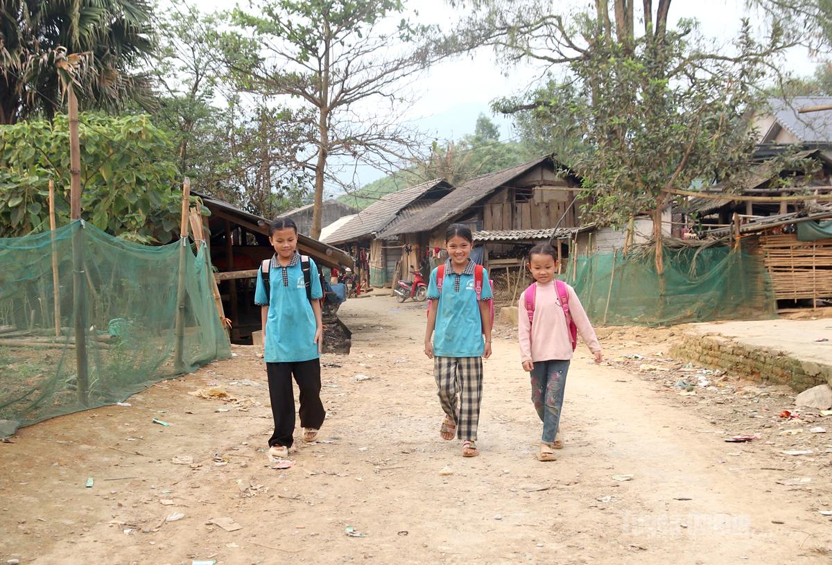 Không đủ điều kiện về khoảng cách địa lý để được hưởng chế độ bán trú, nhiều học sinh ở xã Bình Xa vẫn phải lặn lội đi - về 4 lượt mỗi ngày.