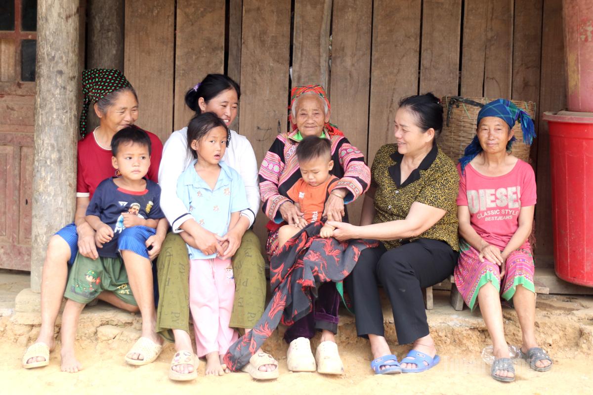 Bí thư Chi bộ kiêm Trưởng thôn 6 Minh Tiến, xã Bình Xa Hoàng Thị Thương (thứ 2 từ phải qua trái) đến từng nhà vận động phụ huynh cho học sinh đến lớp.