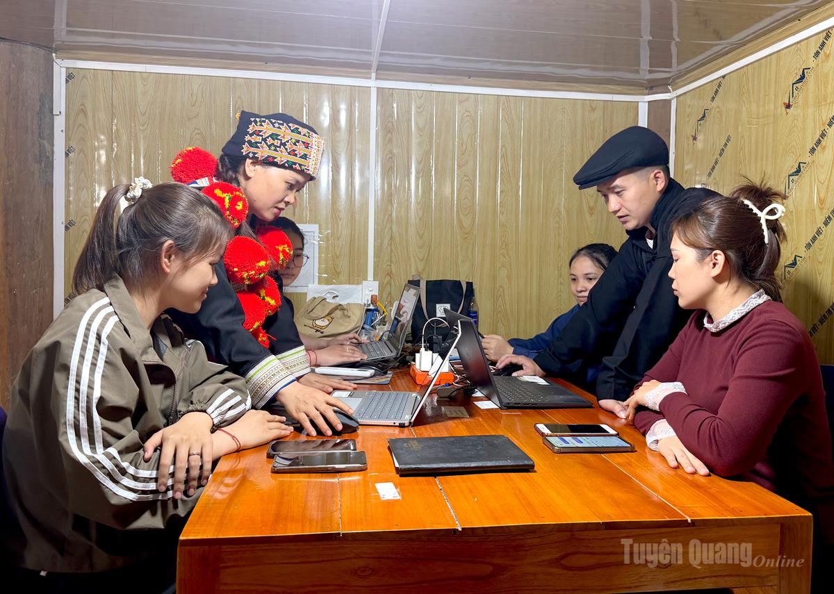 Vợ chồng chị Phùng Thị Mùi hướng dẫn nhân viên làm video quảng bá thảo dược quê hương.