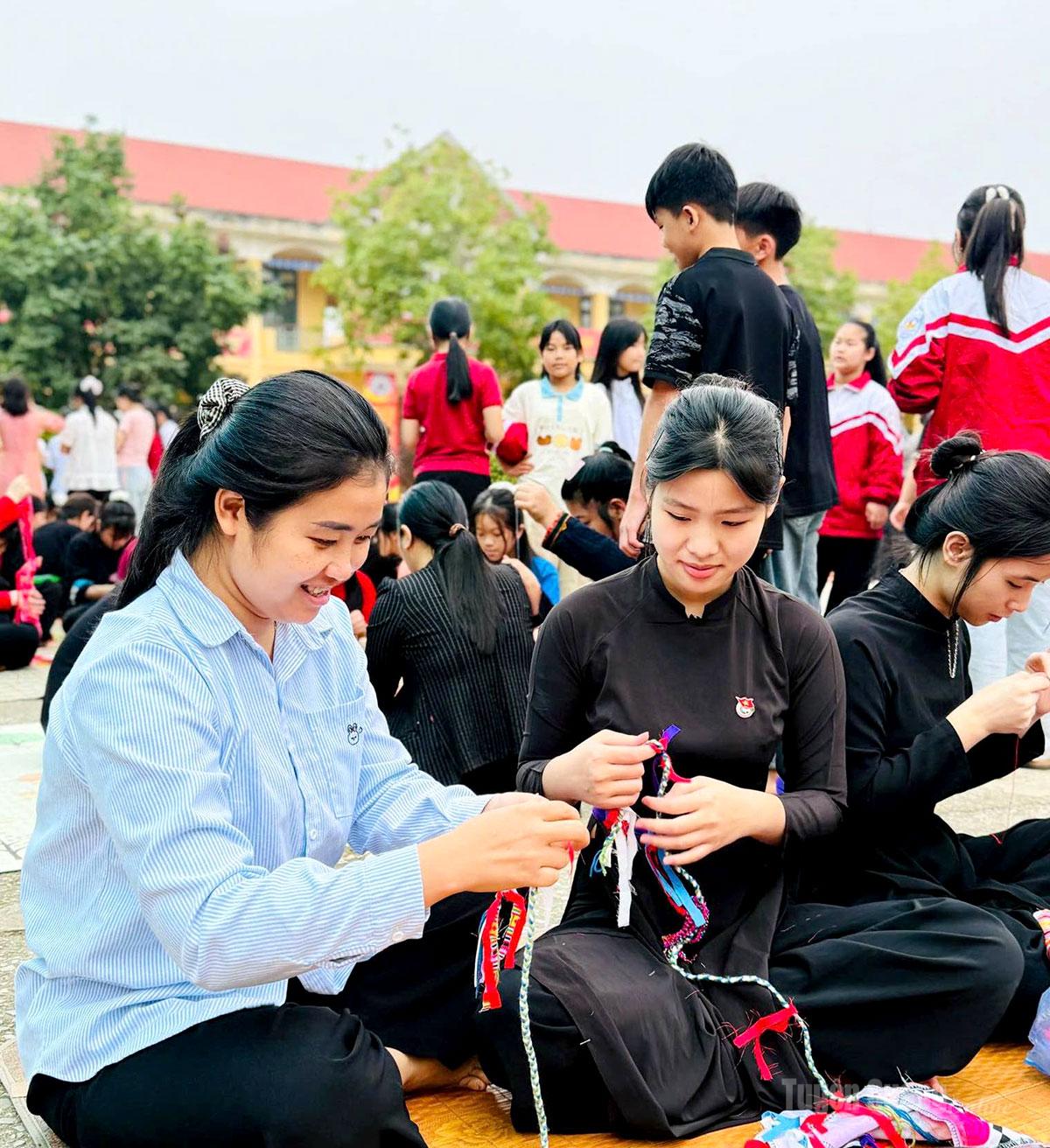 Students at ATK Son Duong Ethnic Minority Boarding School learn how to make “con.”