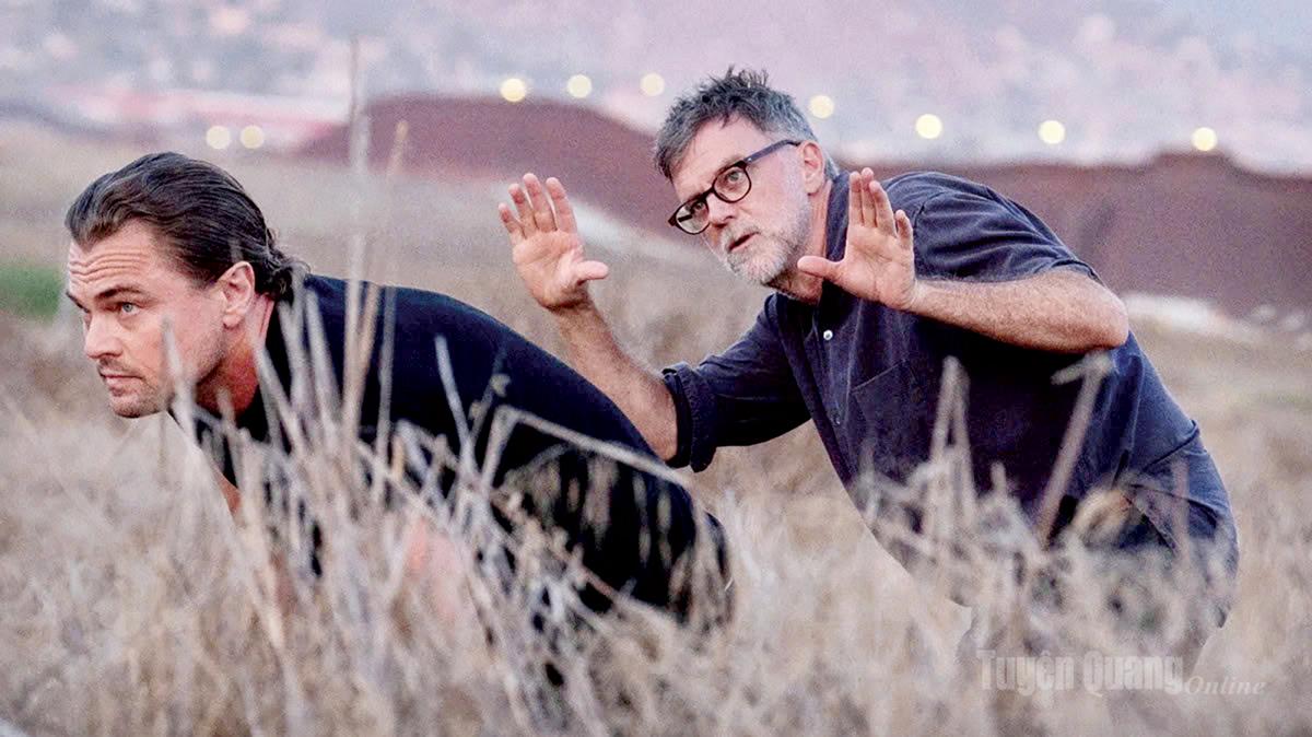 Đạo diễn Paul Thomas Anderson (bên phải) chỉ đạo trên phim trường One Battle After Another.